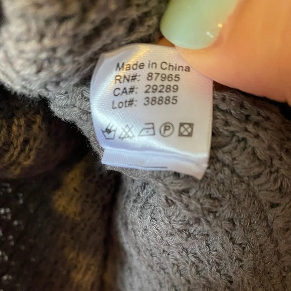 Elan High-Low Cold Shoulder Distressed Slouchy Sweater in Gray Size Small - Picture 7 of 7